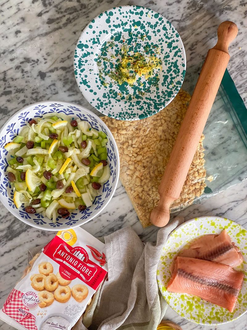 Trancio di salmone in crosta di Fragrantini con insalata fresca di sedano, finocchi, olive e limone